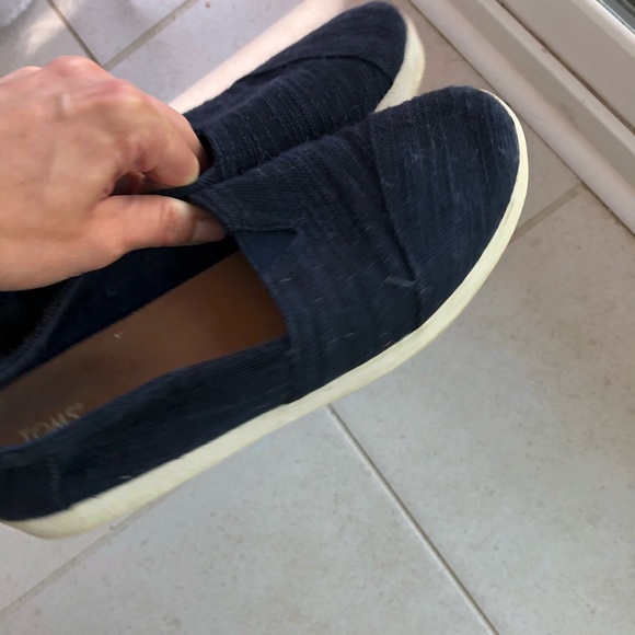 ***SOLD*** EUC Toms Slip On Navy Fabric Shoes - Picture 3 of 6